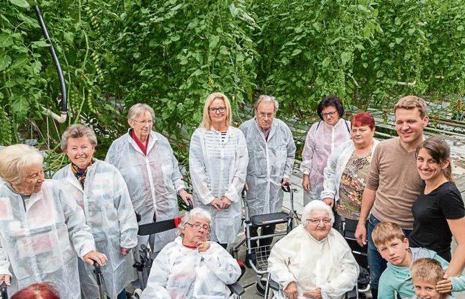 Karin und Heiko Hagdorn (rechts mit zwei ihrer Kinder) empfingen die Besucher aus dem Hochdorfer Pflegeheim.  Foto: p