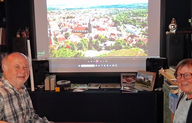 Kinoatmosphäre im Keller: In der Medienwerkstatt von Hans-Joachim Rösner (links) wird nicht nur viel gearbeitet, sondern es werden auch Eigenproduktionen angeschaut. Und die sind aus historischer Sicht durchaus interessant, wie auch Stadtarchivarin Andrea Majer (rechts) findet. <span class='image-autor'>Fotos: Kauer</span>
