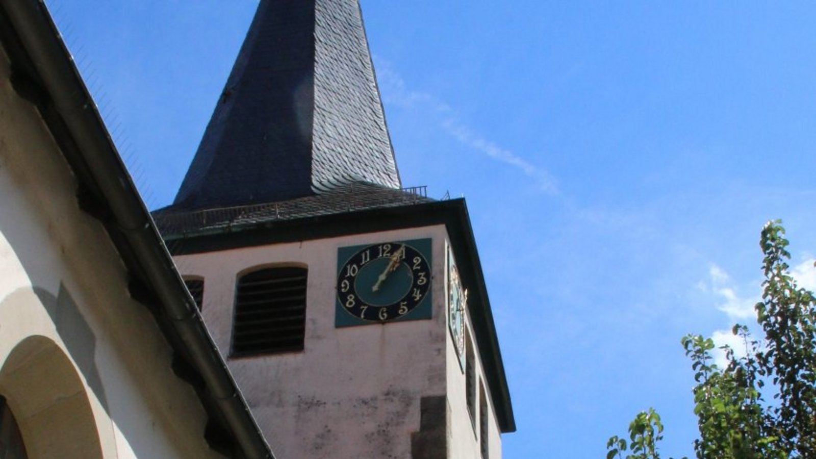 „Gottes- und Menschenspuren feststellen“ heißt es bei den Führungen durch die Johanneskirche in Aurich. Foto: Bögel
