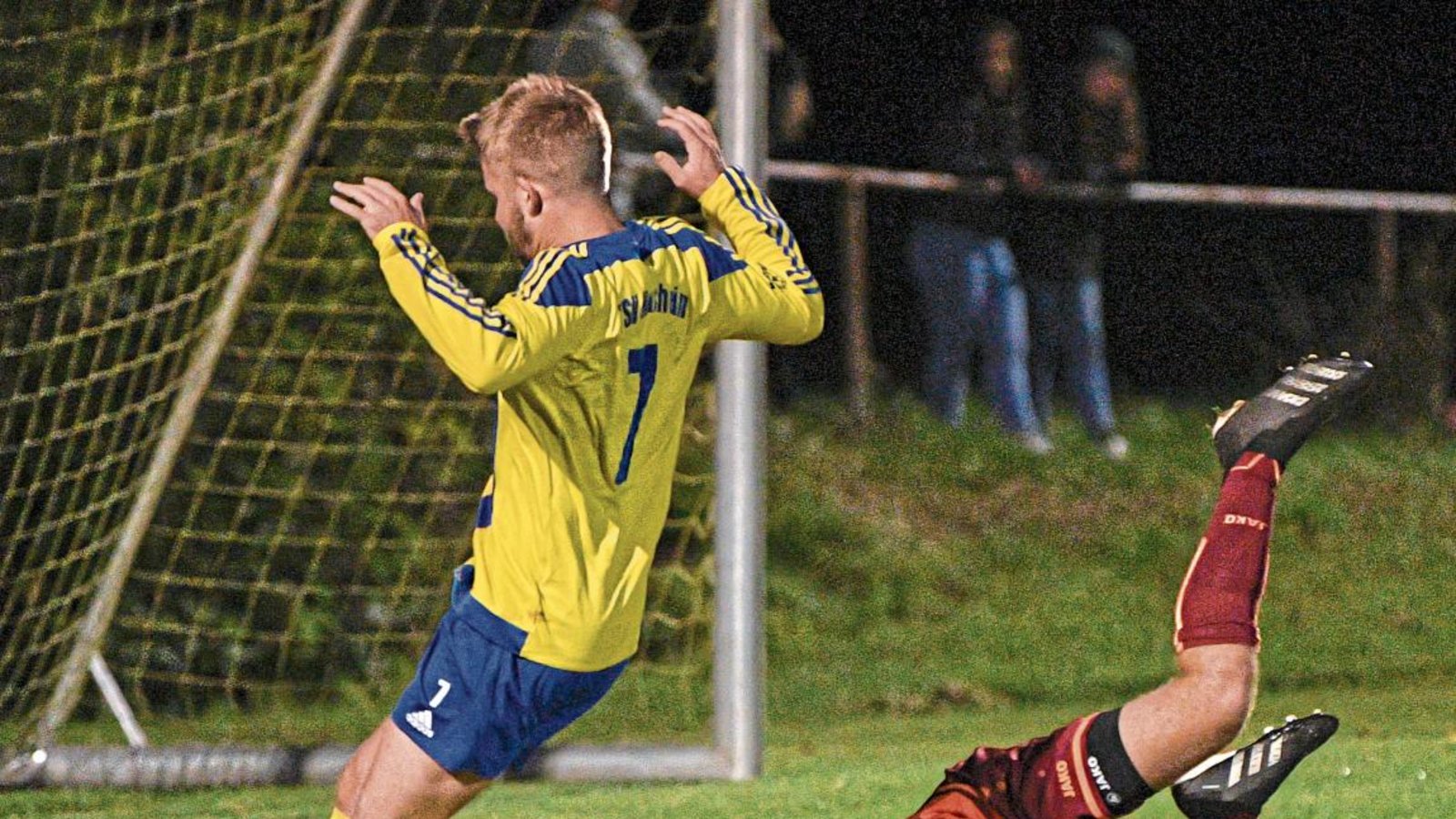 Ensingens Torwart Lukas Lohfink (rechts) schnappt sich den Ball noch vor dem einschussbereiten Heimsheimer Max Hermann. Foto: Leitner Ensingens Torwart Lukas Lohfink (rechts) schnappt sich den Ball noch vor dem einschussbereiten Heimsheimer Max Hermann. Foto: Leitner