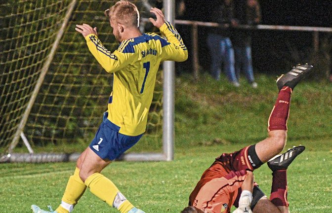 Ensingens Torwart Lukas Lohfink (rechts) schnappt sich den Ball noch vor dem einschussbereiten Heimsheimer Max Hermann. Foto: Leitner