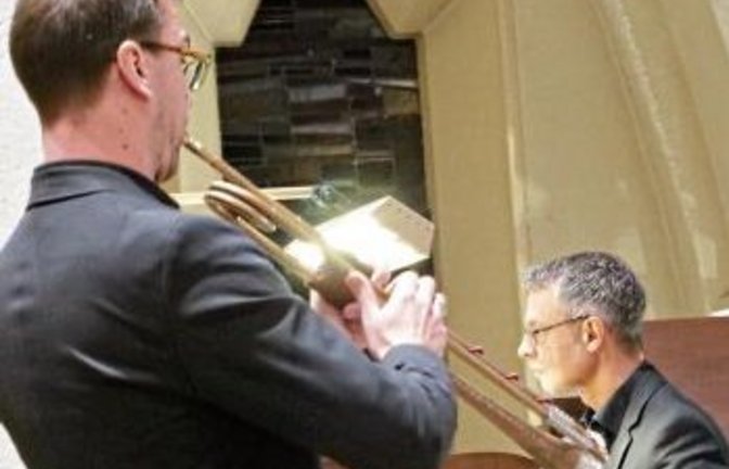 Jürgen Benkö an der Orgel (rechts) und Martin Sillaber aus Innsbruck entführten die Besucher in die Welt der barocken Musik. Foto: Friedrich