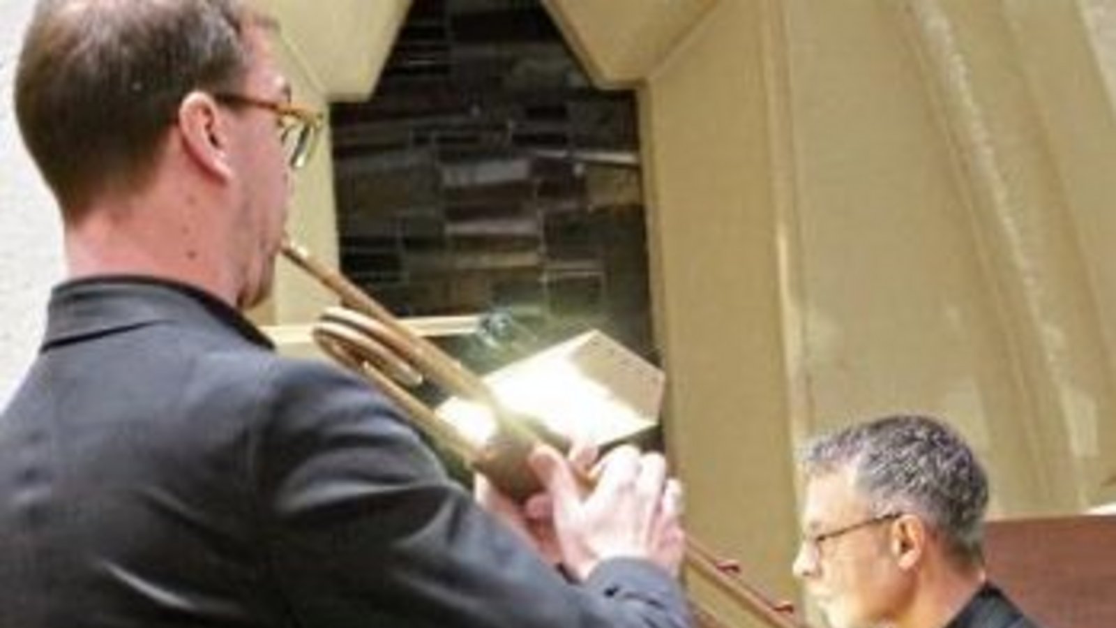 Jürgen Benkö an der Orgel (rechts) und Martin Sillaber aus Innsbruck entführten die Besucher in die Welt der barocken Musik. Foto: Friedrich Jürgen Benkö an der Orgel (rechts) und Martin Sillaber aus Innsbruck entführten die Besucher in die Welt der barocken Musik. Foto: Friedrich