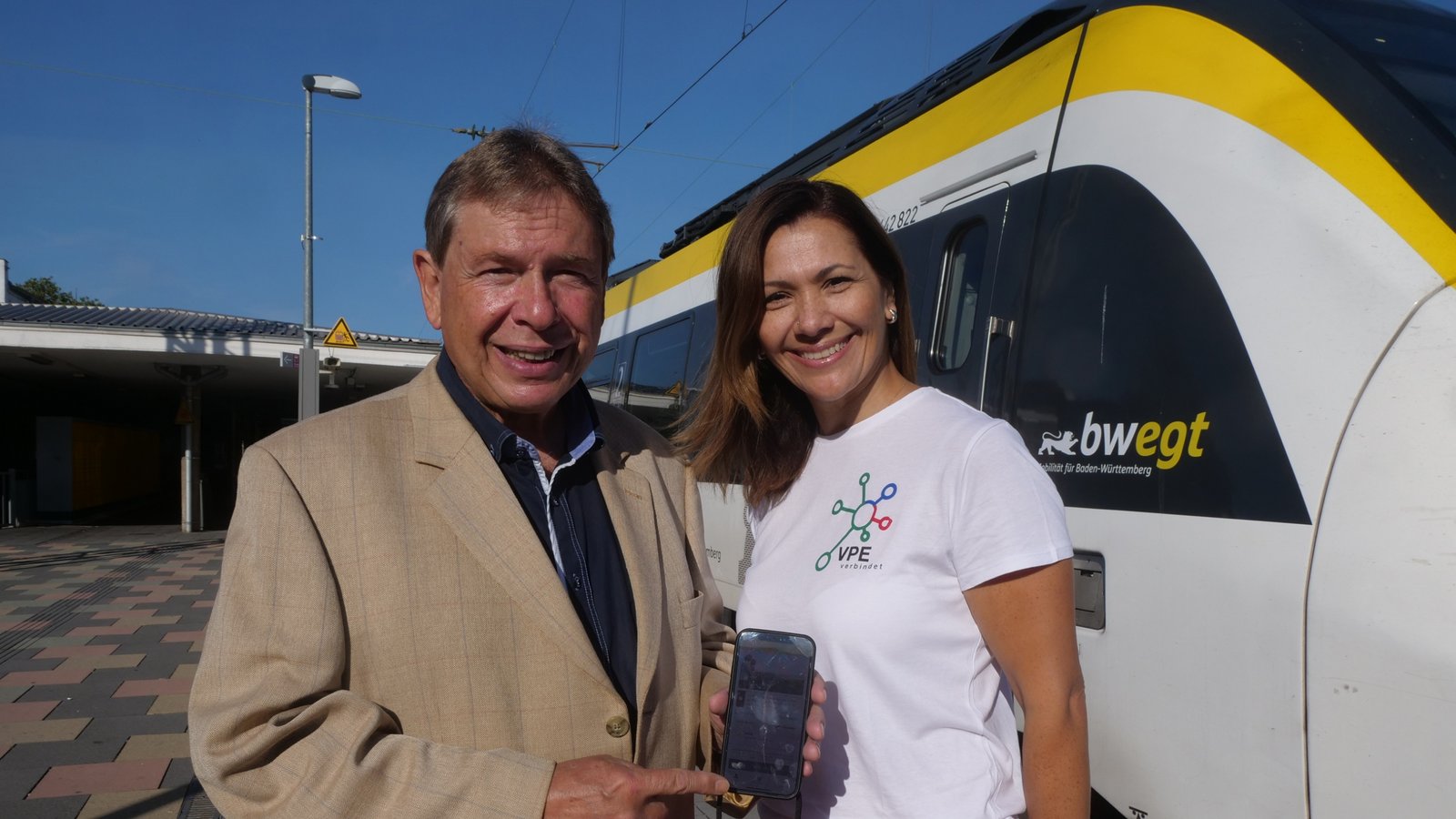 2020 haben sich VPE und VVS zusammengetan, um die CICO-App zu entwickeln, die das Fahren mit öffentlichen Verkehrsmitteln zum garantiert günstigsten Preis ermöglicht. Jetzt ist sie am Start. Axel Hofsäß und Selma Cantürk stellen die App vor.  Foto: Friedrich