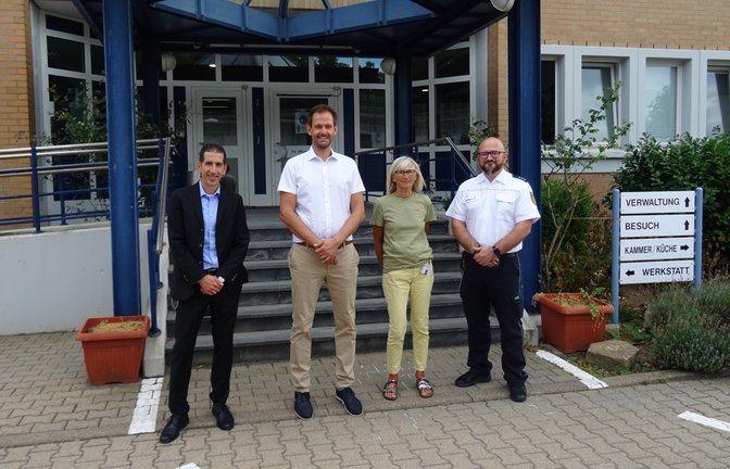 Im Bild von links: Frank Jansen (Leiter der JVA Heimsheim), Bastian Rosenau (Landrat), Monika Bertsch (Anstaltsbeirätin), Steffen Schelenz (stellvertretender Vollzugsdienstleiter). <span class='image-autor'>Foto: Prange</span>