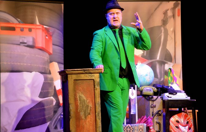 Bernd Kohlhepp begeisterte am Samstag als Herr Hämmerle im Spatzabrettle.  <span class='image-autor'>Foto: Stahlfeld</span>