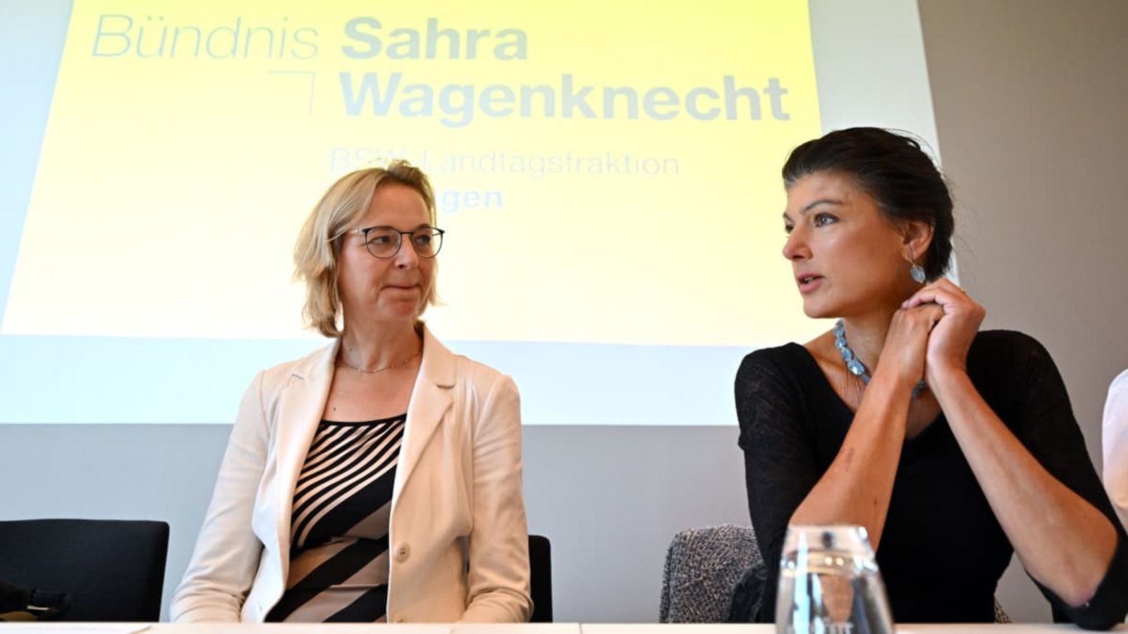 Beste Feindinnen: Katja Wolf (l.) aus Thüringen und Sahra Wagenknecht sind beide im BSW. Der Machtkampf zwischen beiden hat einen neue Stufe erreicht.Martin Schutt/dpa