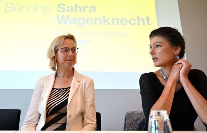 Beste Feindinnen: Katja Wolf (l.) aus Thüringen und Sahra Wagenknecht sind beide im BSW. Der Machtkampf zwischen beiden hat einen neue Stufe erreicht.<span class='image-autor'>Martin Schutt/dpa</span>