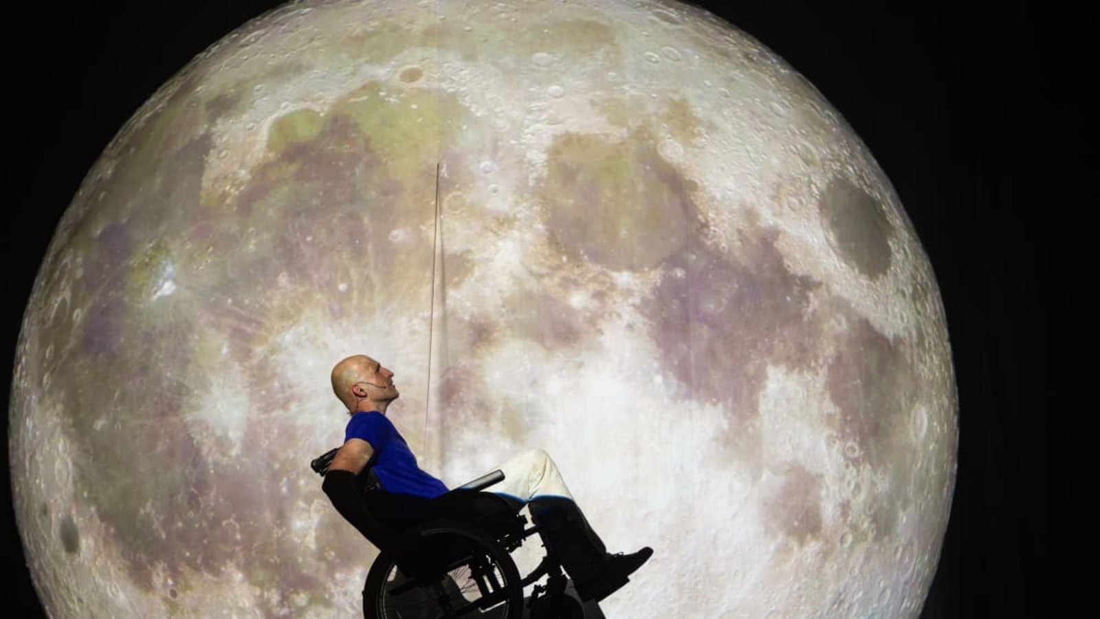 Kosmos Neue Musik: die Bühnen-und Video-Performance "UR!" von Simon Steen-Andersen .Ralf Brunner