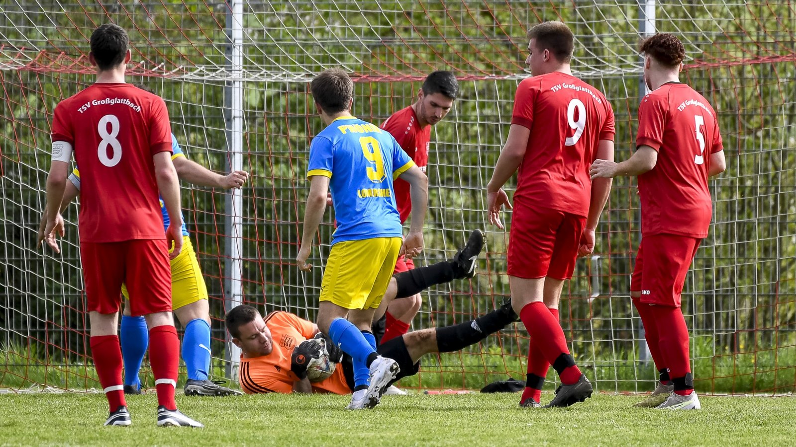 Keeper Nathanael Wenzler (Mitte) verlässt den TSV Großglattbach. Foto: Leitner Keeper Nathanael Wenzler (Mitte) verlässt den TSV Großglattbach. Foto: Leitner