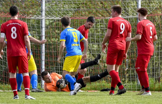 Keeper Nathanael Wenzler (Mitte) verlässt den TSV Großglattbach.  <span class='image-autor'>Foto: Leitner</span>