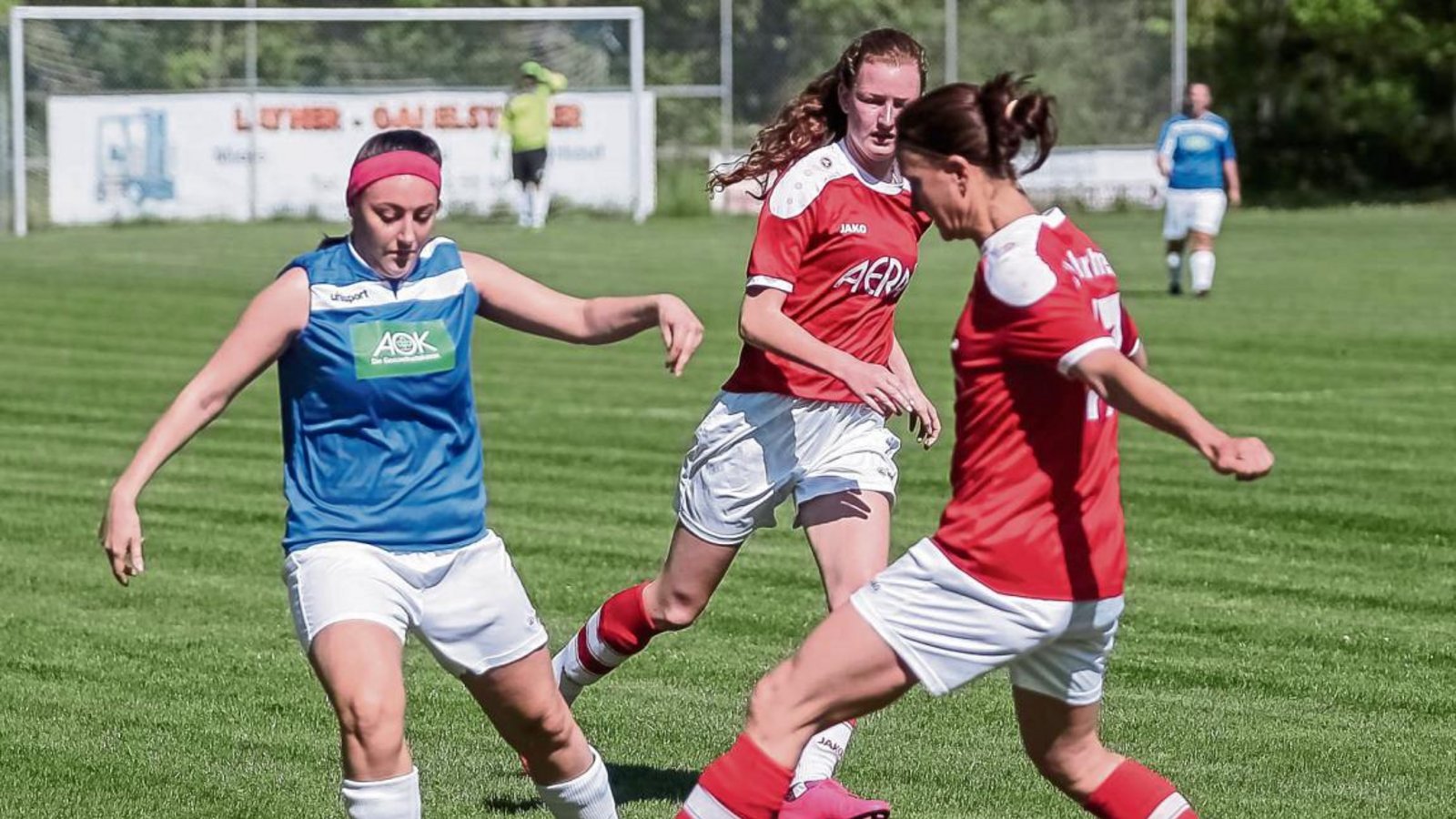 Giulia Staffa (von links) sowie Ayla Tiefenbach und Sabine Arnold sind in Häfnerhaslach und in Horrheim mit Eifer am Ball. Foto: Simecek Giulia Staffa (von links) sowie Ayla Tiefenbach und Sabine Arnold sind in Häfnerhaslach und in Horrheim mit Eifer am Ball. Foto: Simecek