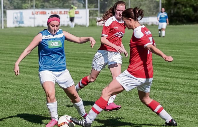 Giulia Staffa (von links) sowie Ayla Tiefenbach und Sabine Arnold sind in Häfnerhaslach und in Horrheim mit Eifer am Ball. Foto: Simecek