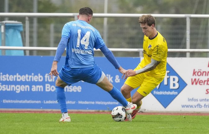 Maurice Dreher (re.) und der TSV Ehningen nahmen beim VfB Friedrichshafen einen Punkt mit.<span class='image-autor'>Eibner/Maximilian Rist</span>