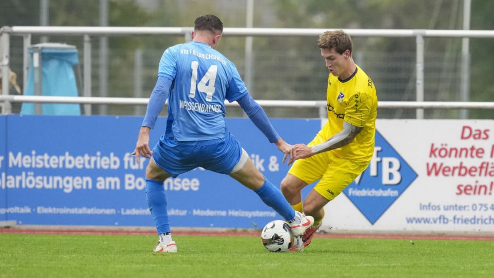 Maurice Dreher (re.) und der TSV Ehningen nahmen beim VfB Friedrichshafen einen Punkt mit.Eibner/Maximilian Rist Maurice Dreher (re.) und der TSV Ehningen nahmen beim VfB Friedrichshafen einen Punkt mit.Eibner/Maximilian Rist