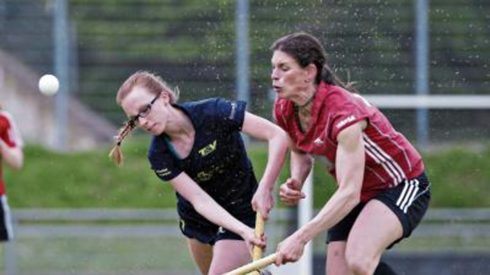 Melanie Senghaas (rechts) hatte in Feudenheim die größte Chance zur Führung für den Bietigheimer HTC. Foto: Archiv/Baumann Melanie Senghaas (rechts) hatte in Feudenheim die größte Chance zur Führung für den Bietigheimer HTC. Foto: Archiv/Baumann