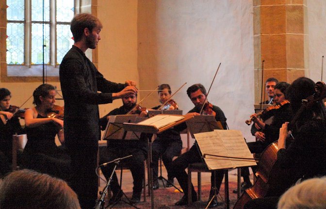 Simon Wallinger dirigierte eine heitere Serenade von Max Bruch.  <span class='image-autor'>Foto: Filitz</span>