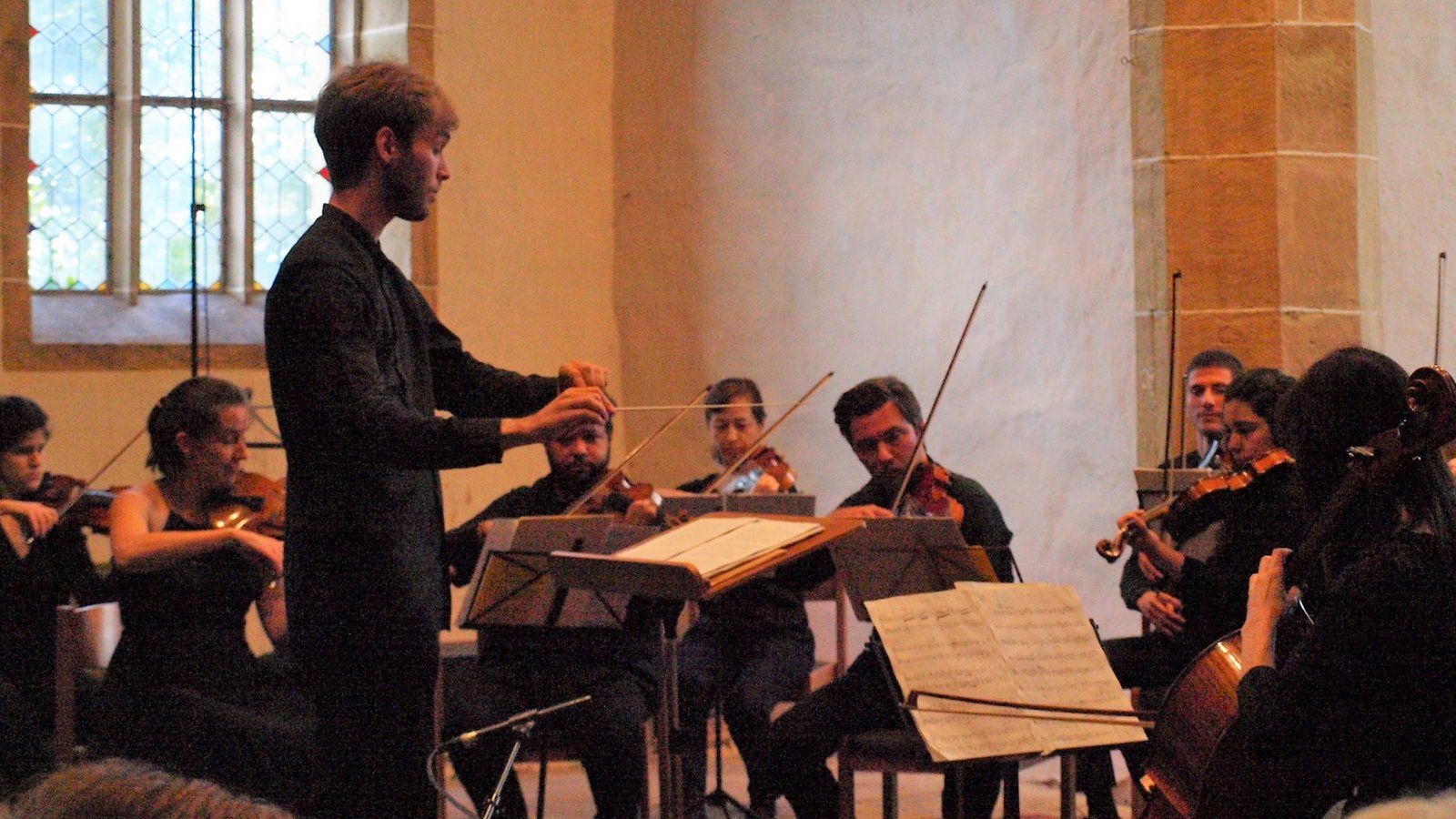 Simon Wallinger dirigierte eine heitere Serenade von Max Bruch.  Foto: Filitz