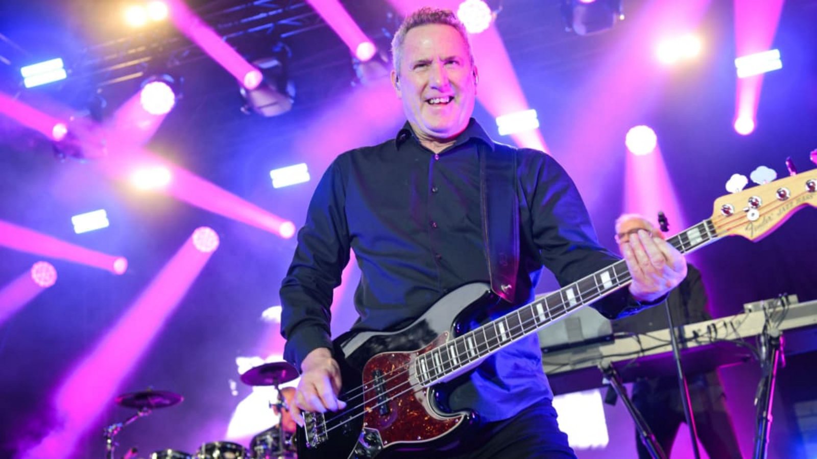 Mächtiger Bass: Andy McCluskey von OMD auf der Freilichtbühne KillesbergMax Kovalenko Mächtiger Bass: Andy McCluskey von OMD auf der Freilichtbühne KillesbergMax Kovalenko