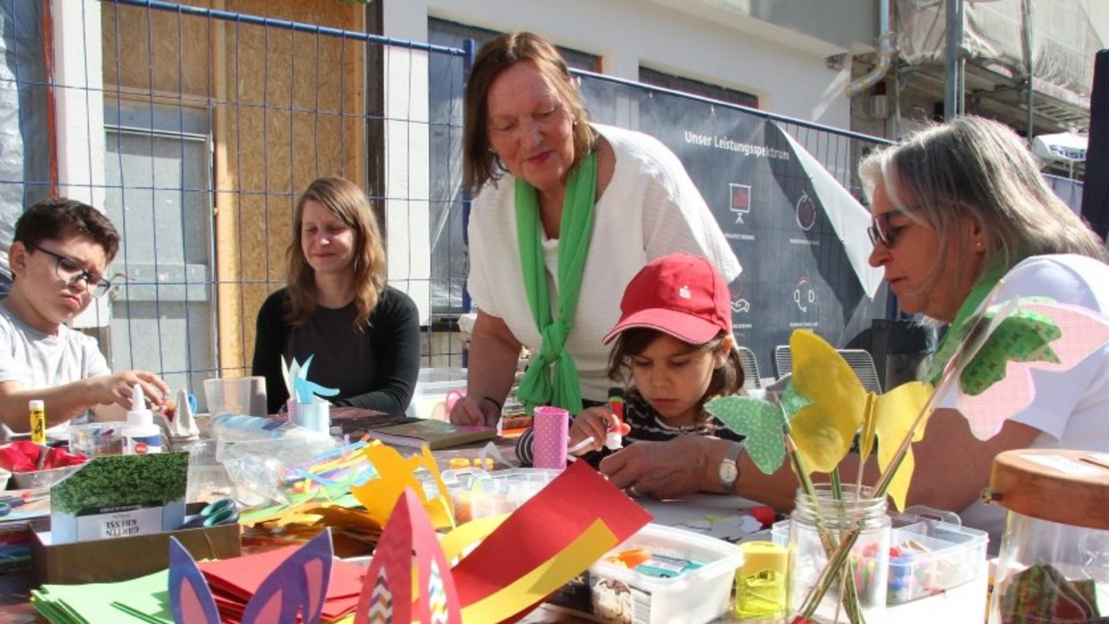 Osterbasteleien mit den Landfrauen.