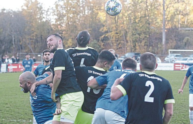 Das Aufstützen von Enzweihingens Tom Trostel (Zweiter von links) bei Vaihingens Spielertrainer Pasquale Arena (links) ahndet Schiedsrichter Justin Ekk mit einem Elfmeter. Foto: Nachreiner