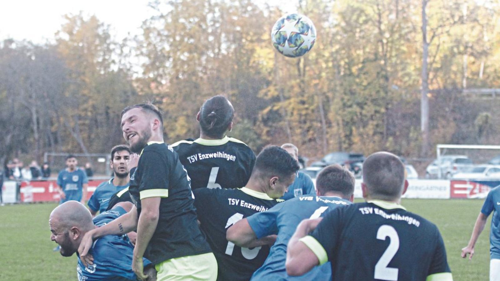 Das Aufstützen von Enzweihingens Tom Trostel (Zweiter von links) bei Vaihingens Spielertrainer Pasquale Arena (links) ahndet Schiedsrichter Justin Ekk mit einem Elfmeter. Foto: Nachreiner Das Aufstützen von Enzweihingens Tom Trostel (Zweiter von links) bei Vaihingens Spielertrainer Pasquale Arena (links) ahndet Schiedsrichter Justin Ekk mit einem Elfmeter. Foto: Nachreiner