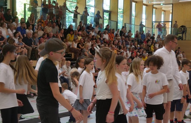 Es wird nicht nur gesungen, es wird auch getanzt beim inzwischen schon 48. Konzert für Kinder.