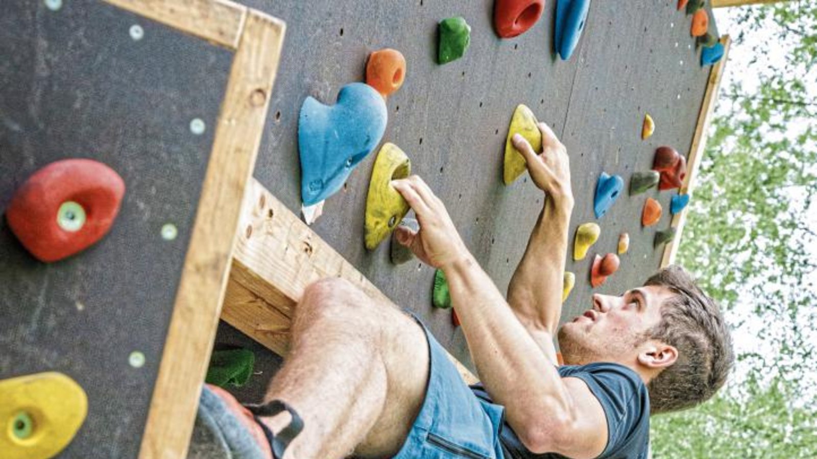 Lukas Hutter testet eine der von ihm gestalteten Routen am Eberdinger Boulderwürfel.  Foto: privat