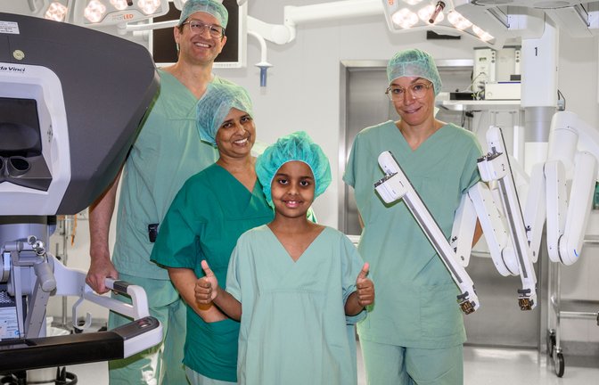 Yunus und seine Mutter sind glücklich über die erfolgreiche Operation, bei der Dr. Hans-Peter Gerbershagen und Dr. Scarlet Vatlach einen OP-Roboter eingesetzt haben.  <span class='image-autor'>Foto: RKH-Gesundheit/Benjamin Stollenberg</span>