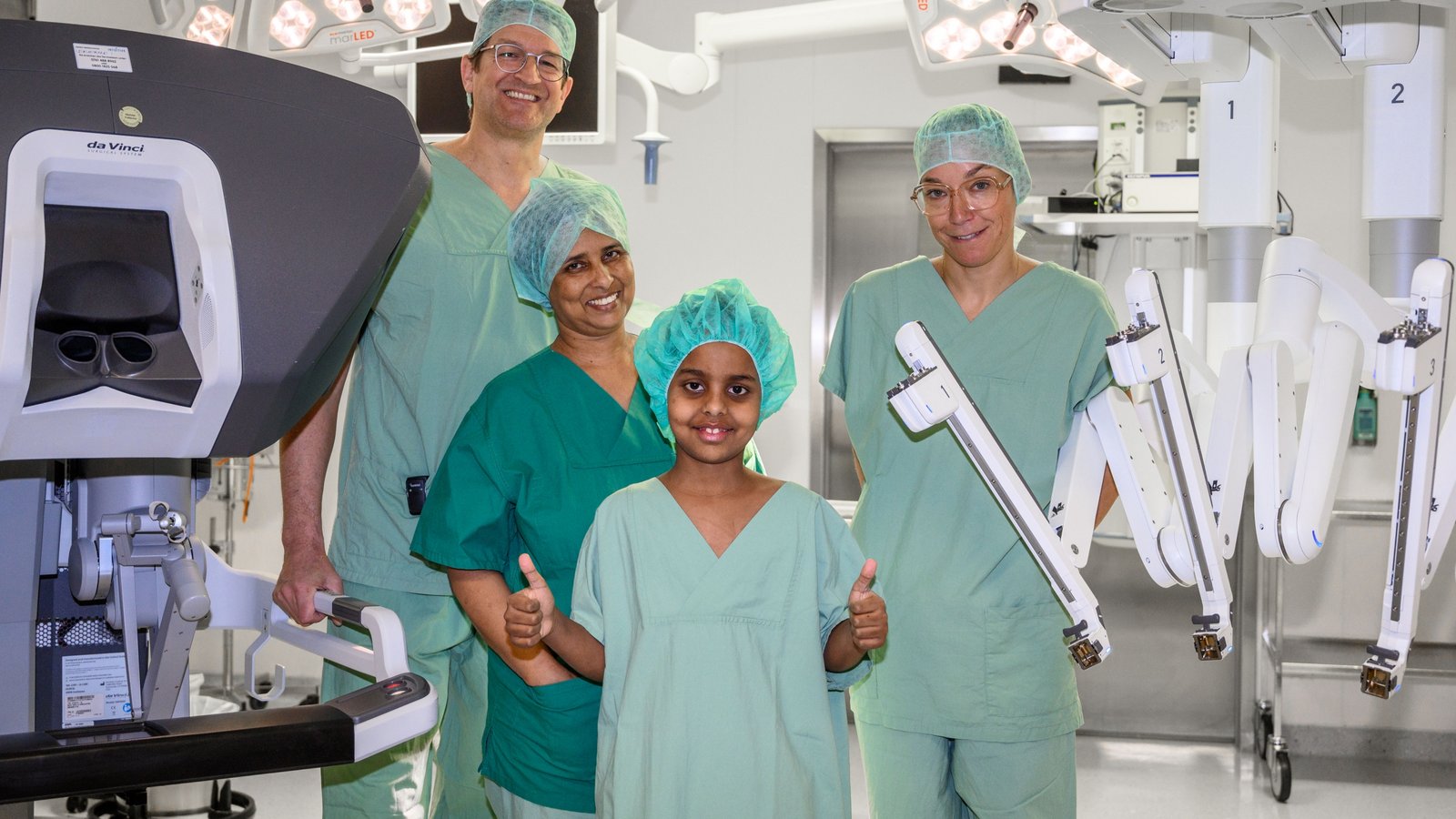 Yunus und seine Mutter sind glücklich über die erfolgreiche Operation, bei der Dr. Hans-Peter Gerbershagen und Dr. Scarlet Vatlach einen OP-Roboter eingesetzt haben.  Foto: RKH-Gesundheit/Benjamin Stollenberg