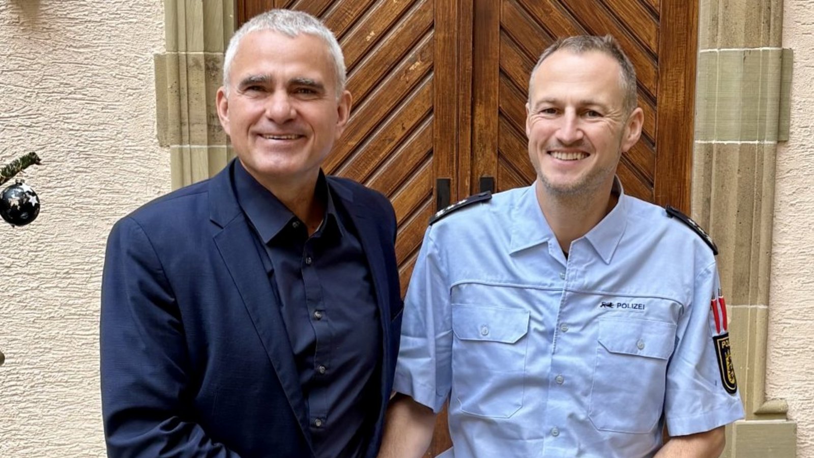 Bürgermeister Holger Albrich (links) und Christoph Dippmann, Leiter des Polizeipostens, betonen die gute Zusammenarbeit.  Foto: p