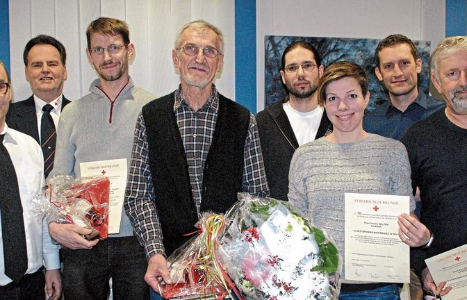 Bürgermeister Harald Eiberger (von links) und Rolf Schopf vom DRK mit Stefan Hänßler, Theo Härter, Dirk Bedrich, Caroline Walter, Klaus Rathmann und Arno Deißer bei der Blutspenderehrung im Rathaus.  Foto: Stahlfeld