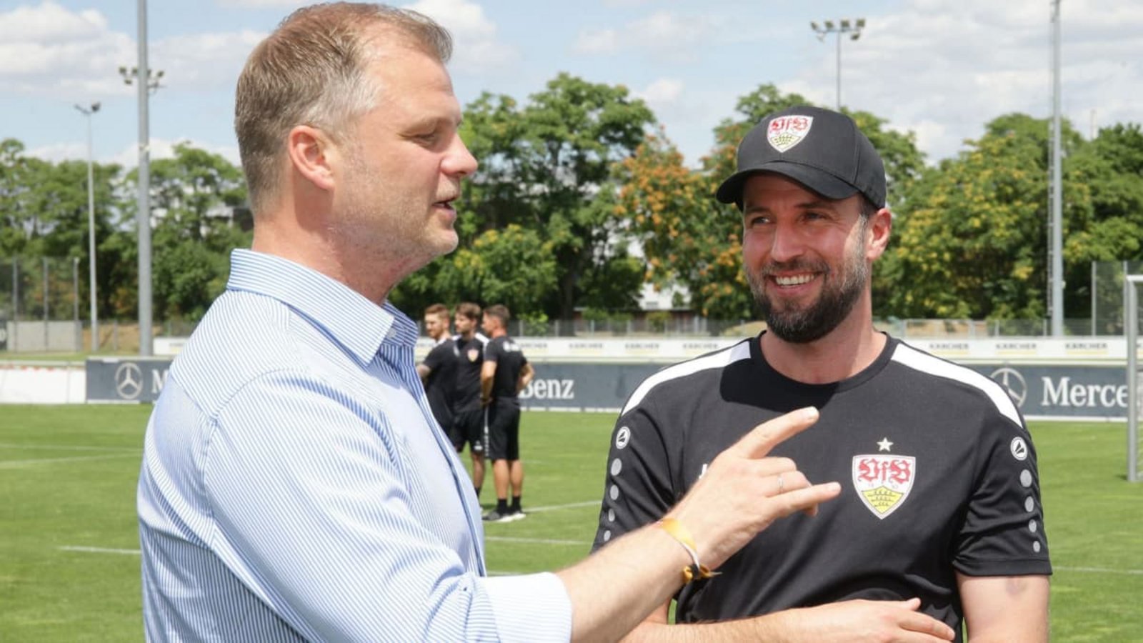 Gute Stimmung auf der sportlichen Kommandobrücke: Sportvorstand Fabian Wohlgemuth (links) und Trainer Sebastian Hoeneß vom VfB StuttgartBaumann