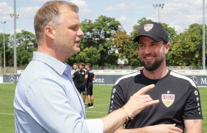 Gute Stimmung auf der sportlichen Kommandobrücke: Sportvorstand Fabian Wohlgemuth (links) und Trainer Sebastian Hoeneß vom VfB Stuttgart<span class='image-autor'>Baumann</span>