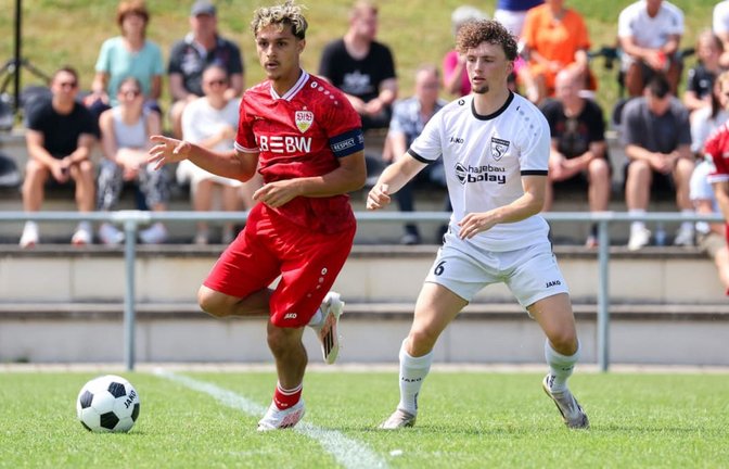 Marcel Held (re./hier im Spiel gegen die U 19 des VfB Stuttgart) gelang eines von vier SKV-Toren gegen den SV Allmersbach.<span class='image-autor'>Alexander Keppler</span>