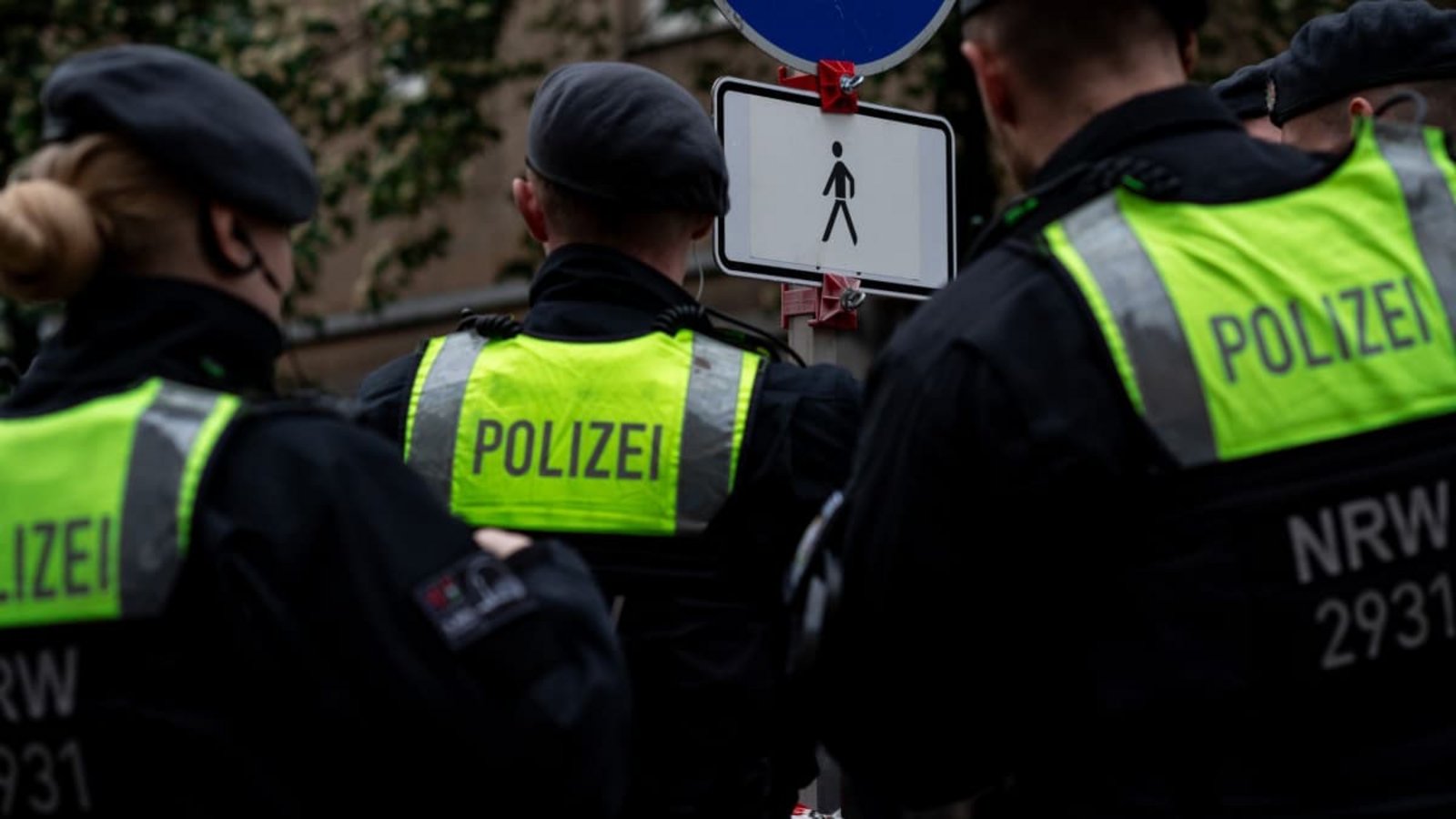 Polizeieinsatz im Clan-Milieu in Nordrhein–Westfalen 2024: In Baden-Württemberg sind Sicherheitsbehörden mit anderen Problemen beschäftigt - Experten warnen allerdings, dass sich das ändern könnte.Fabian Strauch/dpa Polizeieinsatz im Clan-Milieu in Nordrhein–Westfalen 2024: In Baden-Württemberg sind Sicherheitsbehörden mit anderen Problemen beschäftigt - Experten warnen allerdings, dass sich das ändern könnte.Fabian Strauch/dpa
