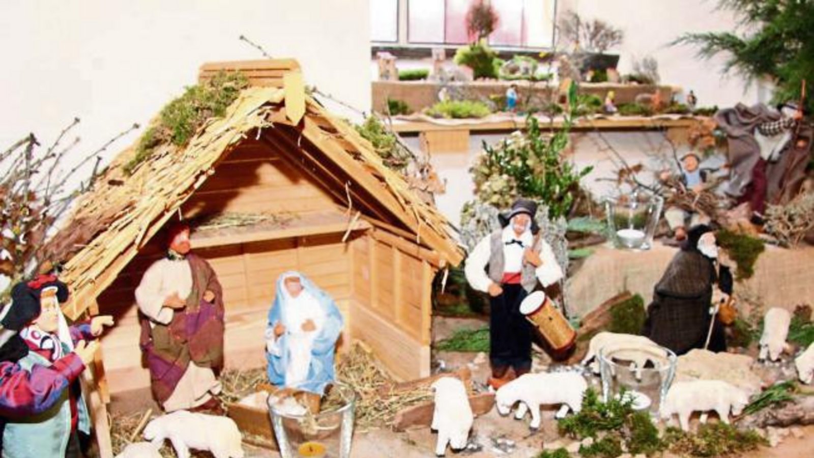 Derzeit kann in der Oberriexinger Georgskirche wieder eine wunderschöne Krippenlandschaft betrachtet werden. Die detailreichen Tonfiguren, sogenannte Santons, stellen die Weihnachtsgeschichte in der Provence im Süden Frankreichs dar und sind nicht nur im Eingangsbereich der Kirche zu finden, sondern auch im Inneren. Auf der Kanzel steht beispielsweise der gute Hirte. Die Krippe wurde von Christiane Hähnle und Katrin Setz aufgebaut. Sie kann an Sonn- und Feiertagen rund um die Gottesdienste besichtigt werden oder auch nach Vereinbarung unter Telefon 0 70 42 / 1 38 82. Foto: Gergen Derzeit kann in der Oberriexinger Georgskirche wieder eine wunderschöne Krippenlandschaft betrachtet werden. Die detailreichen Tonfiguren, sogenannte Santons, stellen die Weihnachtsgeschichte in der Provence im Süden Frankreichs dar und sind nicht nur im Eingangsbereich der Kirche zu finden, sondern auch im Inneren. Auf der Kanzel steht beispielsweise der gute Hirte. Die Krippe wurde von Christiane Hähnle und Katrin Setz aufgebaut. Sie kann an Sonn- und Feiertagen rund um die Gottesdienste besichtigt werden oder auch nach Vereinbarung unter Telefon 0 70 42 / 1 38 82. Foto: Gergen