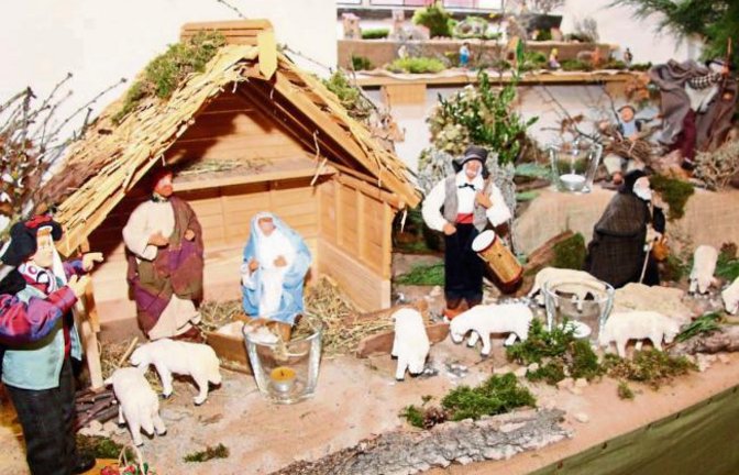 Derzeit kann in der Oberriexinger Georgskirche wieder eine wunderschöne Krippenlandschaft betrachtet werden. Die detailreichen Tonfiguren, sogenannte Santons, stellen die Weihnachtsgeschichte in der Provence im Süden Frankreichs dar und sind nicht nur im Eingangsbereich der Kirche zu finden, sondern auch im Inneren. Auf der Kanzel steht beispielsweise der gute Hirte. Die Krippe wurde von Christiane Hähnle und Katrin Setz aufgebaut. Sie kann an Sonn- und Feiertagen rund um die Gottesdienste besichtigt werden oder auch nach Vereinbarung unter Telefon 0 70 42 / 1 38 82.  Foto: Gergen