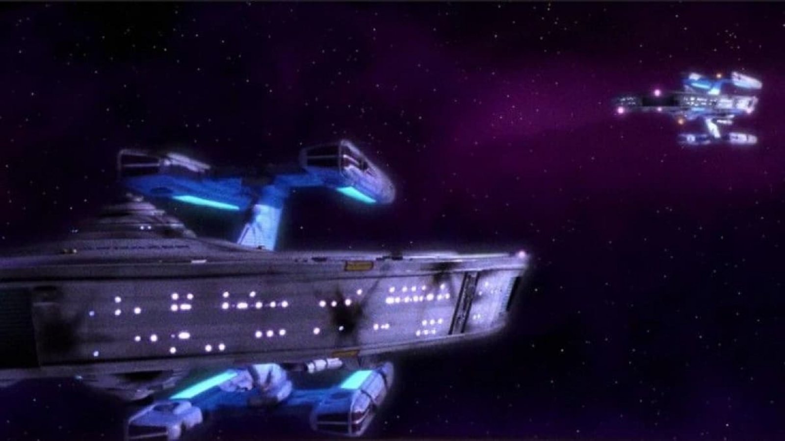 Die Täuschung durch mehrere gleichzeitig sichtbare Stargazer beruht auf unterschiedlichen Lichtlaufzeiten. Weil das Schiff während des Manövers beschleunigt und wieder stoppt, ergeben sich im Modell für denselben Beobachtungszeitpunkt sogar drei mögliche Emissionszeitpunkte.© Paramount Pictures