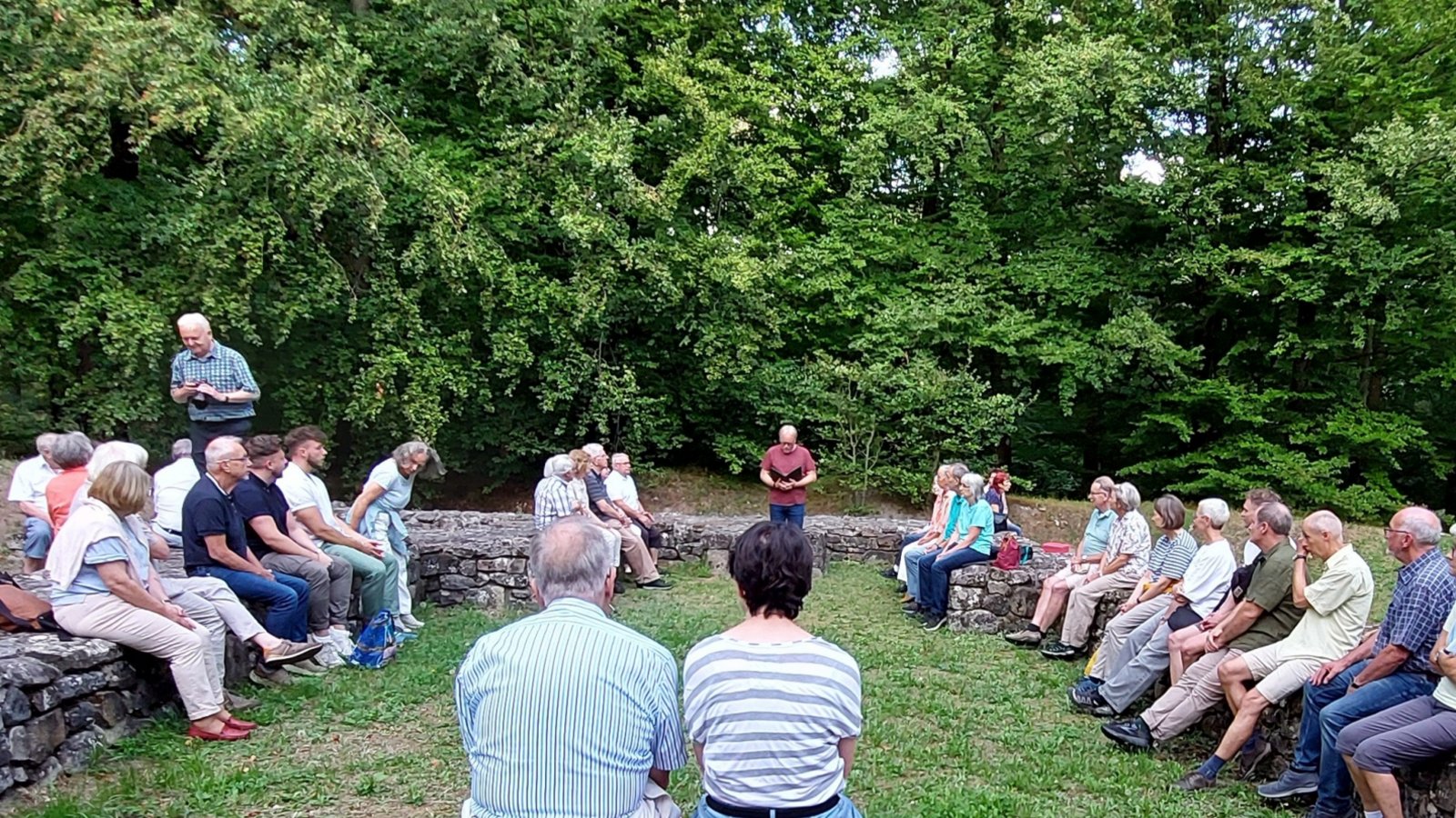 Die Klosterruine auf dem Baiselberg in Horrheim ist eine eindrucksvolle Stätte. Davon haben sich einmal mehr die Besucherinnen und Besucher des Ökumenischen Abendgottesdienstes überzeugen. Er wurde gestaltet von Vorsteher Markus Bär von der Neuapostolischen Kirche und deren Bezirksmännerchor. In seiner Ansprache erinnerte Bär an das Gespräch eines um Hilfe bittenden Mannes mit Jesus, der diesen ermutigt mit den Worten „Fürchte dich nicht, glaube nur!“ (Mk 5,36). Besonderen Zuspruch fand die Zweckbestimmung des Opfers zur Unterstützung der ehrenamtlichen Pflege der Klosterruine: hierfür wurden an den drei Abenden insgesamt 631,40 Euro gegeben. (hl) Foto: Leins Die Klosterruine auf dem Baiselberg in Horrheim ist eine eindrucksvolle Stätte. Davon haben sich einmal mehr die Besucherinnen und Besucher des Ökumenischen Abendgottesdienstes überzeugen. Er wurde gestaltet von Vorsteher Markus Bär von der Neuapostolischen Kirche und deren Bezirksmännerchor. In seiner Ansprache erinnerte Bär an das Gespräch eines um Hilfe bittenden Mannes mit Jesus, der diesen ermutigt mit den Worten „Fürchte dich nicht, glaube nur!“ (Mk 5,36). Besonderen Zuspruch fand die Zweckbestimmung des Opfers zur Unterstützung der ehrenamtlichen Pflege der Klosterruine: hierfür wurden an den drei Abenden insgesamt 631,40 Euro gegeben. (hl) Foto: Leins