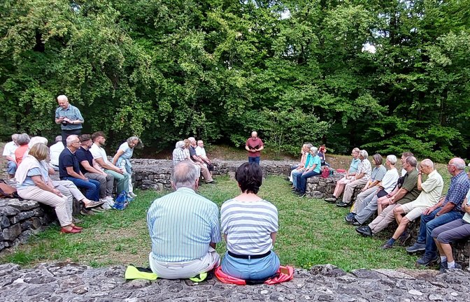 Die Klosterruine auf dem Baiselberg in Horrheim ist eine eindrucksvolle Stätte. Davon haben sich einmal mehr die Besucherinnen und Besucher des Ökumenischen Abendgottesdienstes überzeugen. Er wurde gestaltet von Vorsteher Markus Bär von der Neuapostolischen Kirche und deren Bezirksmännerchor. In seiner Ansprache erinnerte Bär an das Gespräch eines um Hilfe bittenden Mannes mit Jesus, der diesen ermutigt mit den Worten „Fürchte dich nicht, glaube nur!“ (Mk 5,36). Besonderen Zuspruch fand die Zweckbestimmung des Opfers zur Unterstützung der ehrenamtlichen Pflege der Klosterruine: hierfür wurden an den drei Abenden insgesamt 631,40 Euro gegeben. (hl) <span class='image-autor'>Foto: Leins</span>