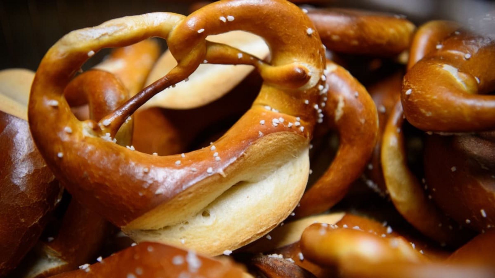 Schwäbische Brezeln liegen in einer Bäckerei in einem Korb.  (zu dpa: «Was der Regen mit dem Zustand von Brezeln zu tun hat»)Sina Schuldt/dpa