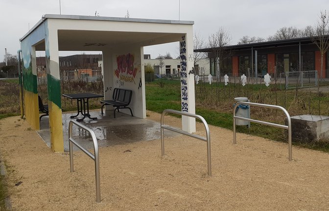 Ein überdachter Jugendtreff mit Sitzmöglichkeiten ist ein Projekt, das auf Initiative des Jugendbeirates realisiert worden ist.  <span class='image-autor'>Foto: Glemser</span>