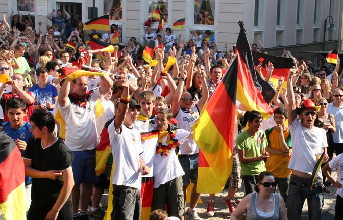 Gemeinsames Fußballgucken wie im Sommer 2010 auf dem Vaihinger Marktplatz wird es bei der winterlichen Fußball-WM nur sehr eingeschränkt geben. <span class='image-autor'>Foto: Archiv/Elsässer</span>
