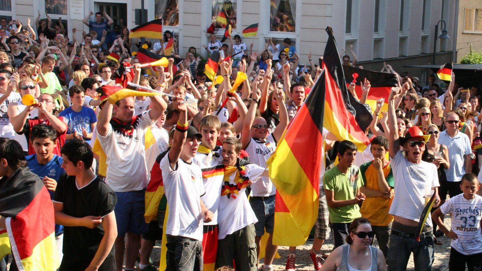 Gemeinsames Fußballgucken wie im Sommer 2010 auf dem Vaihinger Marktplatz wird es bei der winterlichen Fußball-WM nur sehr eingeschränkt geben. Foto: Archiv/Elsässer Gemeinsames Fußballgucken wie im Sommer 2010 auf dem Vaihinger Marktplatz wird es bei der winterlichen Fußball-WM nur sehr eingeschränkt geben. Foto: Archiv/Elsässer