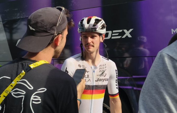 Blick der Eltern auf ihren Sohn Felix Engelhardt am Teambus. Für persönlichen Kontakt war beim Besuch der Tour de France in den Vogesen kaum Zeit.<span class='image-autor'>Privat</span>