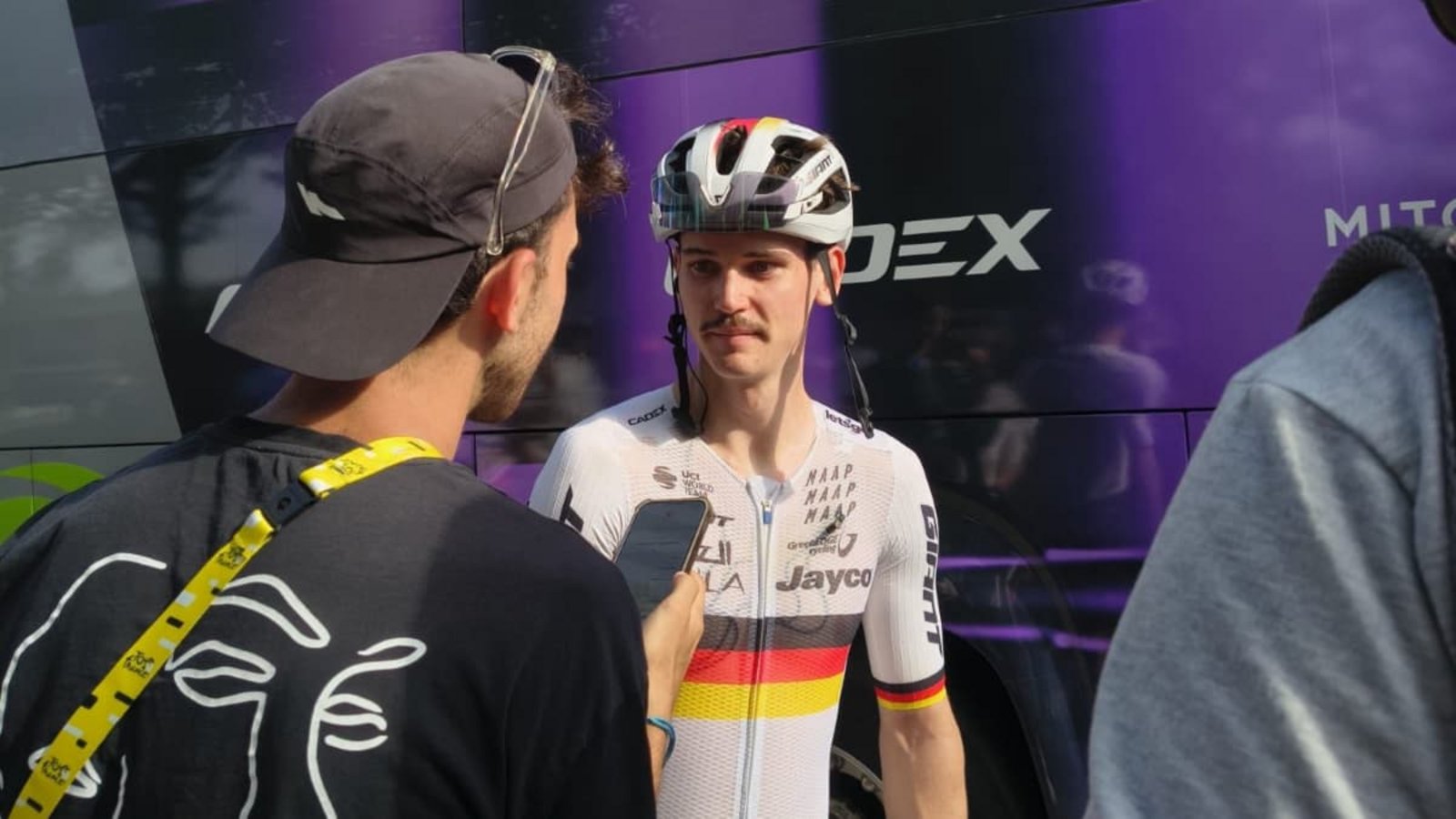 Blick der Eltern auf ihren Sohn Felix Engelhardt am Teambus. Für persönlichen Kontakt war beim Besuch der Tour de France in den Vogesen kaum Zeit.Privat