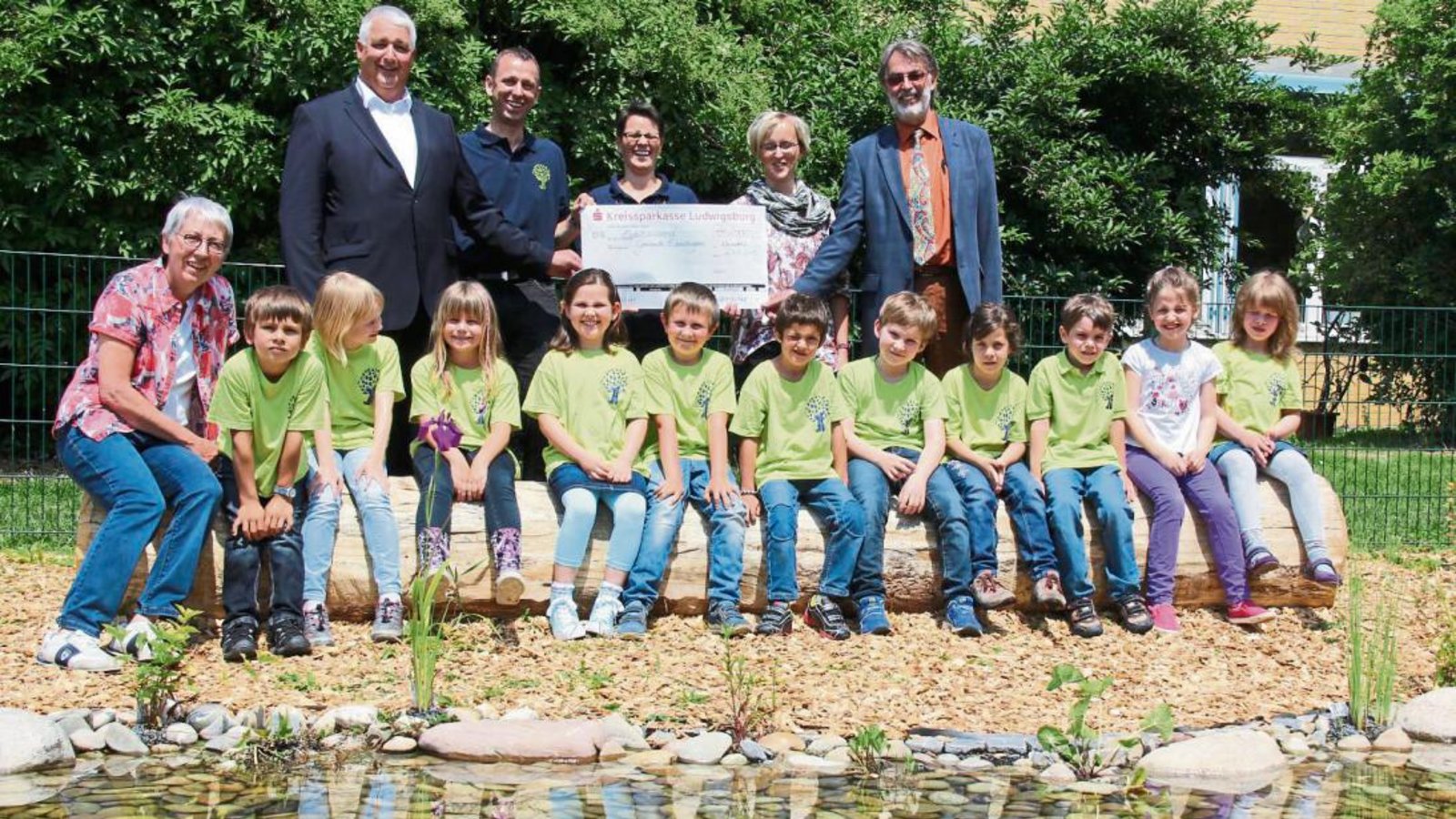 Bürgermeister Peter Schäfer (stehend, von links) nahm den Spendenscheck entgegen. Daneben die Fördervereinsmitglieder Dr. Markus Kösten, Ursula Häberle-Weigl und Sandra Gaiser sowie Schulleiter Traugott Ruske.  Foto: Elsässer