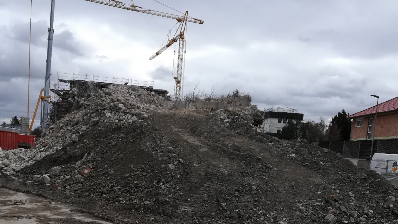 Wie lange ziehen sich die Abbrucharbeiten für den ehemaligen WLZ-Turm an der Hans-Krieg-Straße in Vaihingen noch hin? Diese Frage beschäftigt vor allem die Anlieger. „Wir schlucken seit weit über einer Woche Dreck und der starke Verkehr ist erheblich behindert“, heißt es mit Hinweis auf die Aussagen im VKZ-Bericht am 15. Februar. Nachfrage beim Abbruchunternehmen: „Der Abbruch dauert noch die nächste Woche, im gleichen Zuge wird dann auch die Baugrube für den Neubau erstellt.“ (Aussage vom Freitag, 24. Februar). Hoffnung für die Anwohner. Der Turm ist nach zwei Wochen nur noch ein Schutthügel.  Foto: Arning