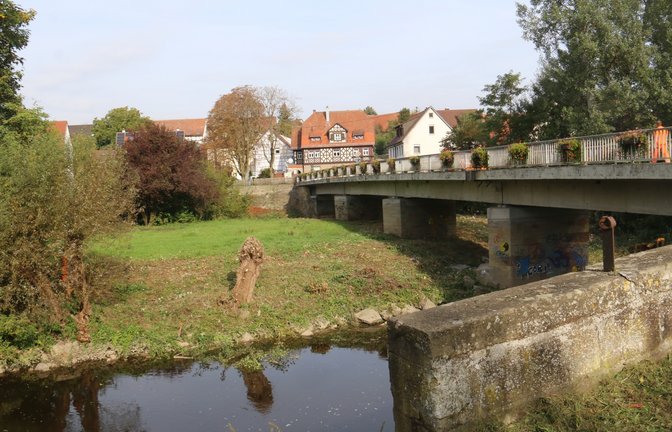 Seit gestern Mittag ist die Sperrung der Enzbrücke in Oberriexingen, die aufgrund von Grünpflegearbeiten bestand, wieder aufgehoben.  <span class='image-autor'>Foto: Rücker</span>